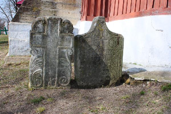 Monumente funerare vechi aflate în apropierea bisericii