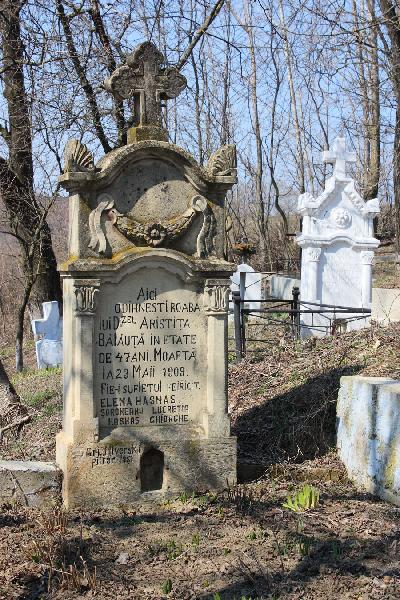 Monumente funerare vechi, aflate in apropierea bisericii