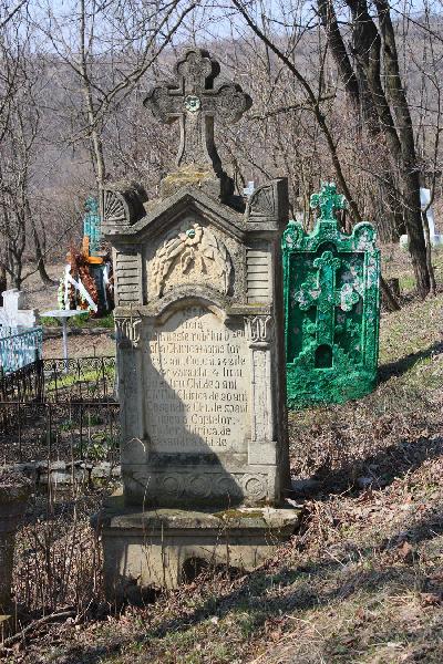 Monumente funerare vechi, aflate in apropierea bisericii