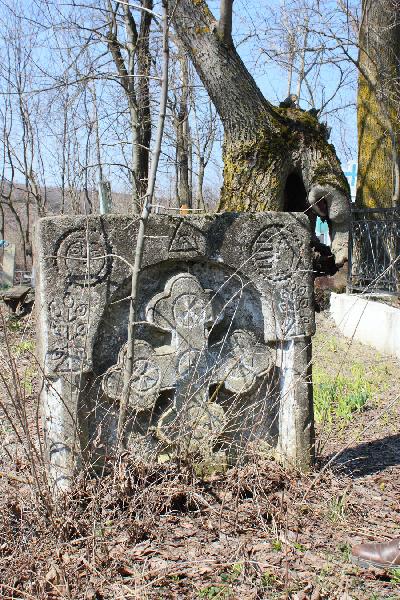 Monumente funerare vechi, aflate in apropierea bisericii