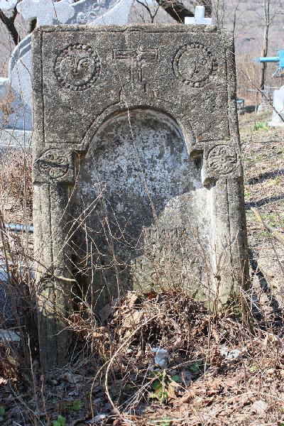 Piatră de mormânt veche lângă zidul bisericii