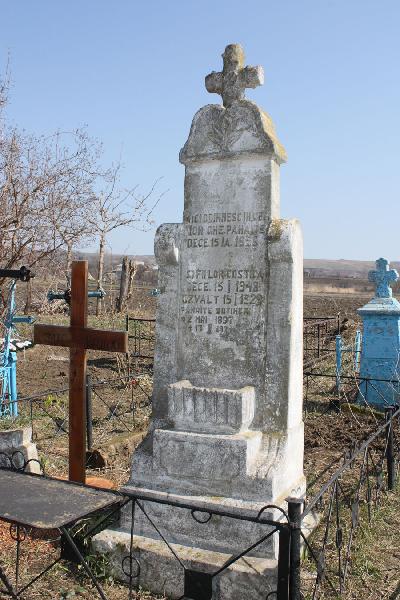 Monumente funerare vechi aflate în cimitirul bisericii