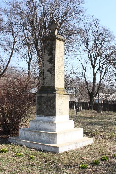 Monumente funerare vechi aflate în cimitirul bisericii