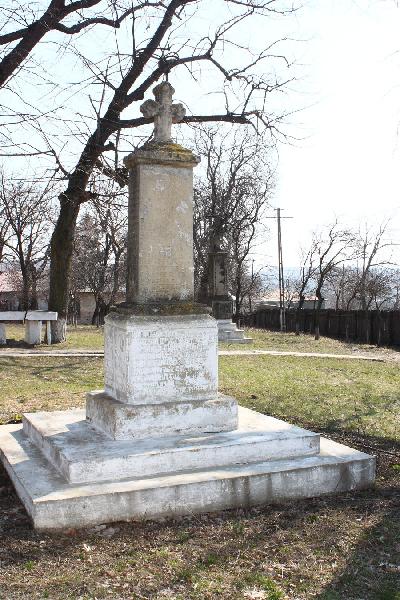 Monumente funerare vechi aflate în cimitirul bisericii