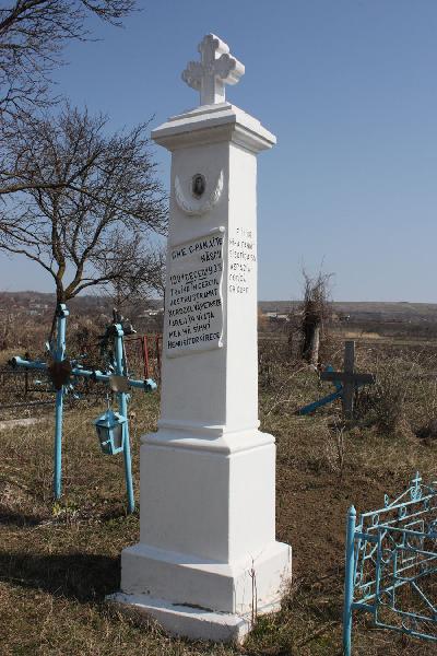 Monumente funerare vechi aflate în cimitirul bisericii